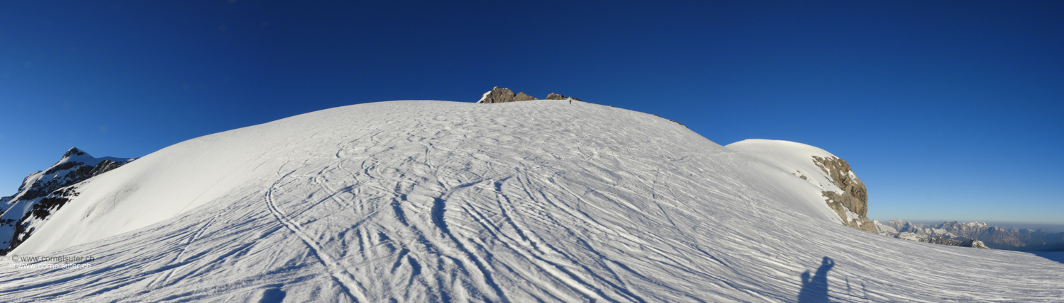 Das Iswändli, war mal ein Wändli, links der Clariden 3267m.