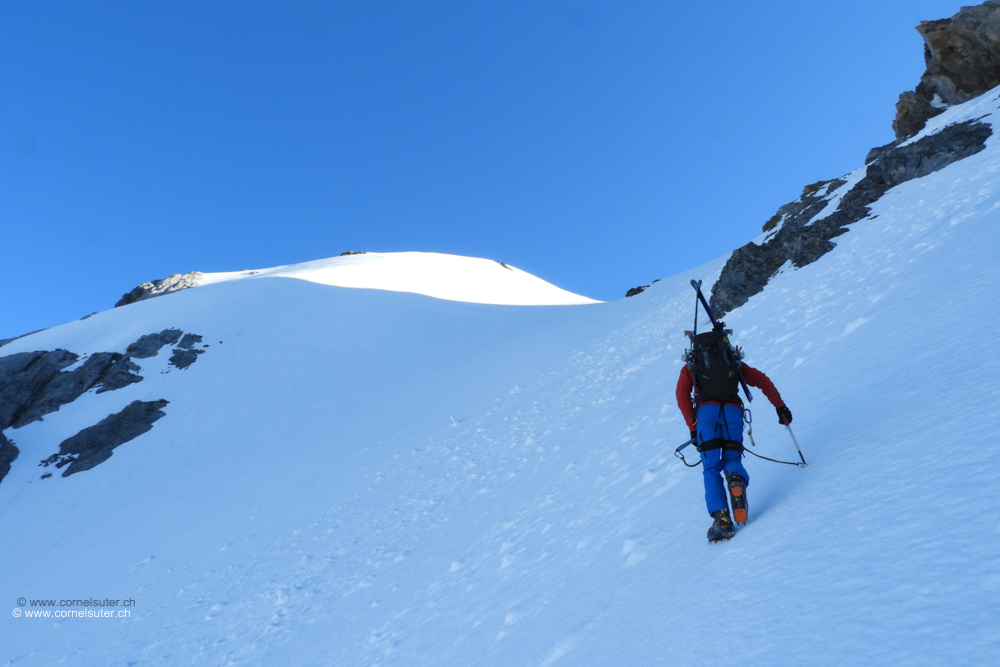 Bald in der Lücke. Ab der sonnigen Kuppe ist der Gipfel bald erreicht.