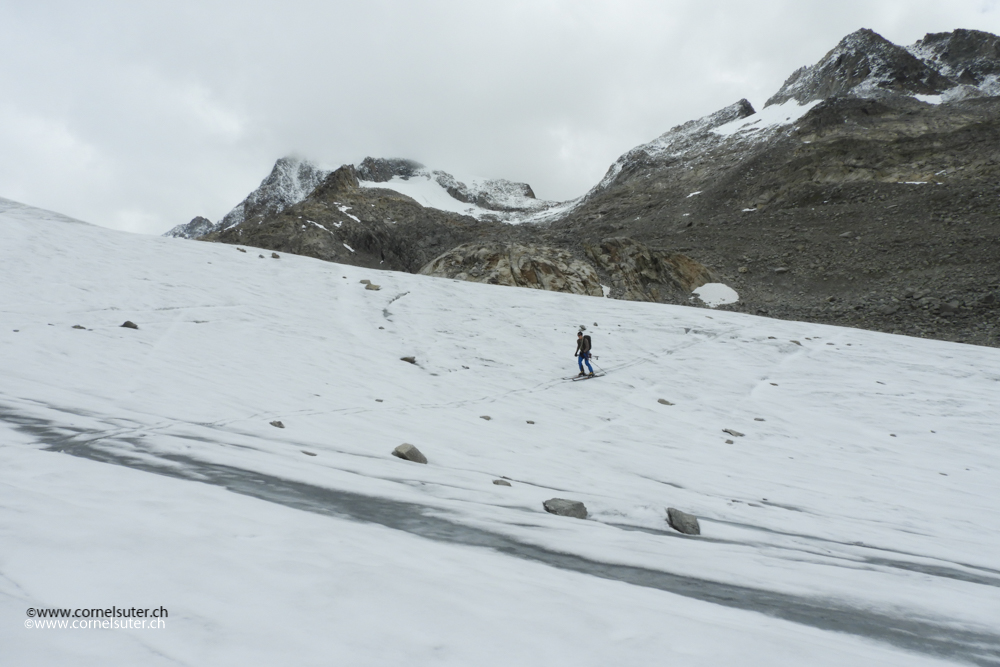Wenig Schnee auf dem Rhonegletscher, es reicht knapp um mit Schi fahren zu können...