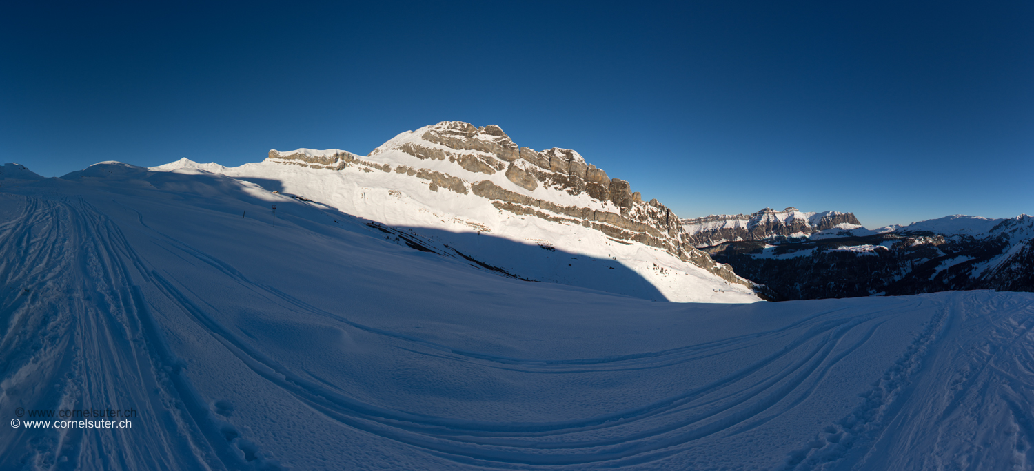 Nach dem laaangen laaatsch auf der Galtenäbnetstrasse sind wir hier oberhalb vom Stäfeli mit Sicht zum Wasserberg 2340m.