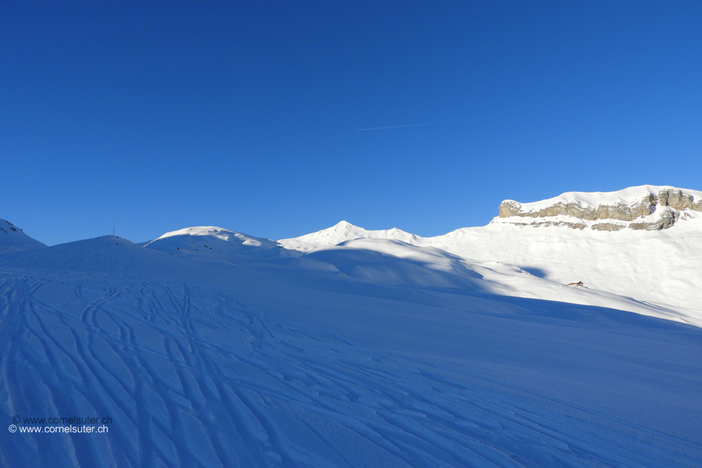 Unser erstes Ziel gerdeaus ganz hinten das Firsthöreli 2128m.