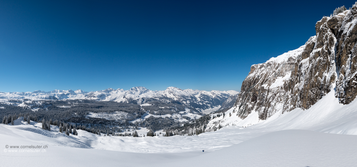 Angekommen, unter uns liegt ein schöner Pulverschnee Hang den wir gleich als erste befahren werden.