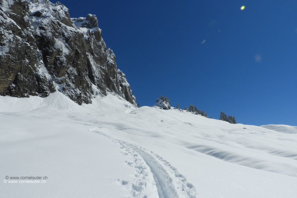 Sicht zu den Chöpf. Jetzt ist es ziemlich weniger anstregend auf der Vorhanden Aufstiegsspur...