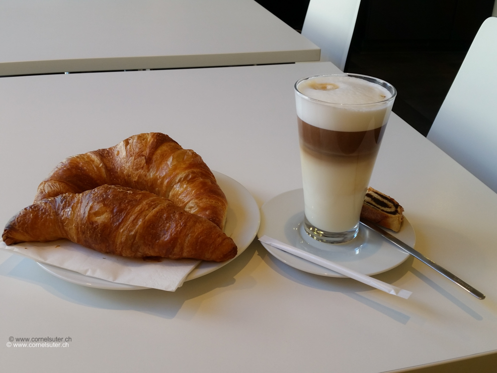 Um 8:10 Uhr sitze ich bereits bei Kaffee und Gipfeli (Beck Schwegler)