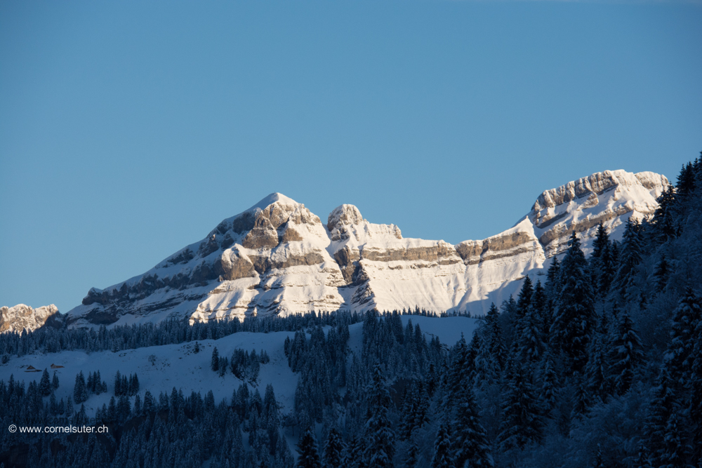Am Aufstieg Sicht zum Forstberg und Druesberg.
