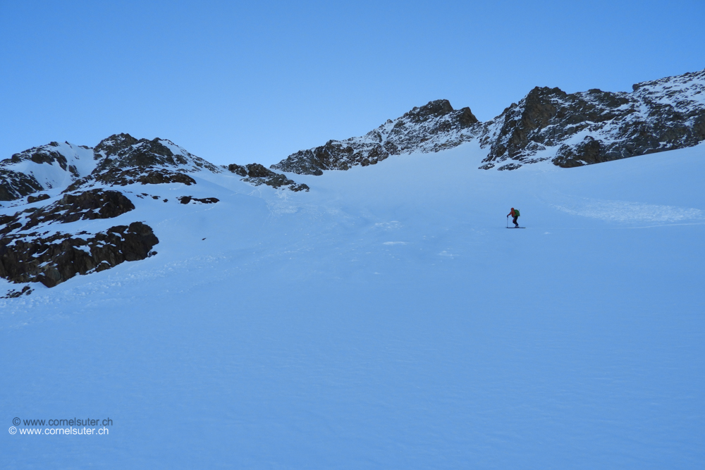 Es folgt ein weiterer Aufstieg, wenn die Verhältnisse passen sogar mit Schi möglich. Westlich vom Stucklistock hinauf in den Sattel Südlich des Gross Griessenhorn.