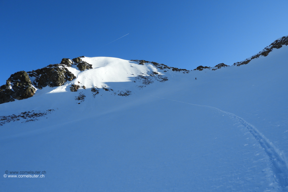 Mit Schi bis zum Sattel dann auf dem Südgrat zu Fuss weiter links zum Gross Griessenhorn.