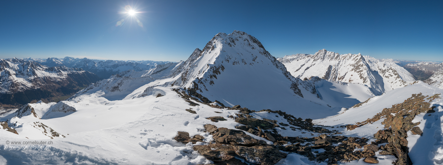 Wir sind bereits auf dem Gross Griessenhorn 3201m Pano Sicht zum Stucklistock 3313m, links das Meiental, rechts das Gadmertal.