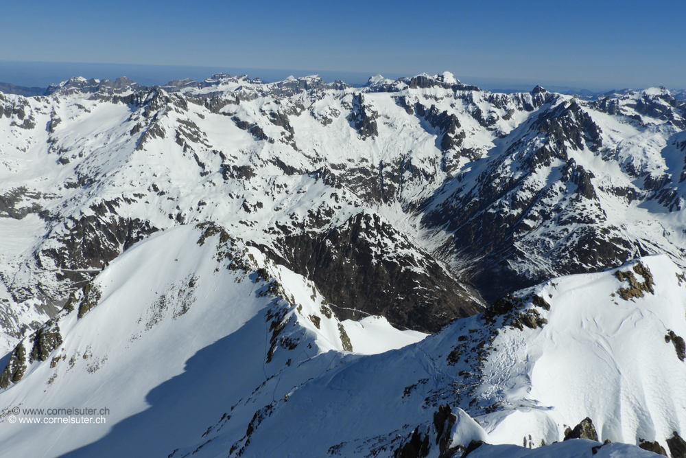 Ankunft auf dem Stucklistock um 10:30 Uhr, mit Sicht hinunter über den Nordgrat zum Gross Griessenhorn.
