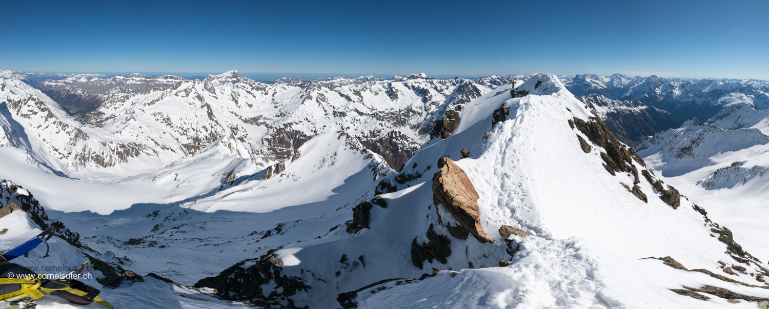 Pano Sicht Richtung Norden, links Gadmertal bis nach rechts zum Meiental