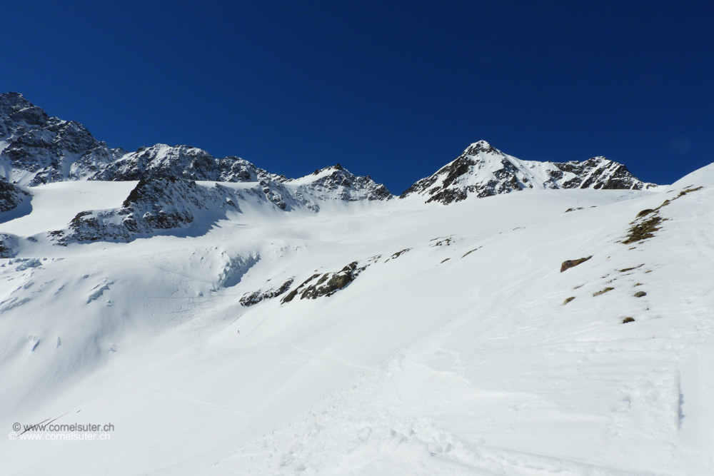 Sicht zurück ganz rechts das Gross Griessenhorn 3201m nach links der Stucklistock 3313m der Südgrat hinunter zur Lücke Pt.3165