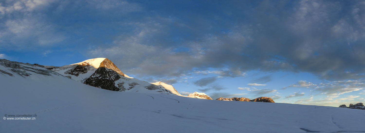 Nach dem ersten Bruch reichte der Schnee um mit Schi weiter zu steigen mit Sicht zum Gwächtenhorn und Tierberge.