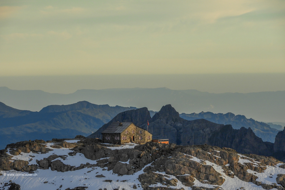 Sicht zur SAC Tierbergli Hütte 2795m (Homepage / Karte). 	      