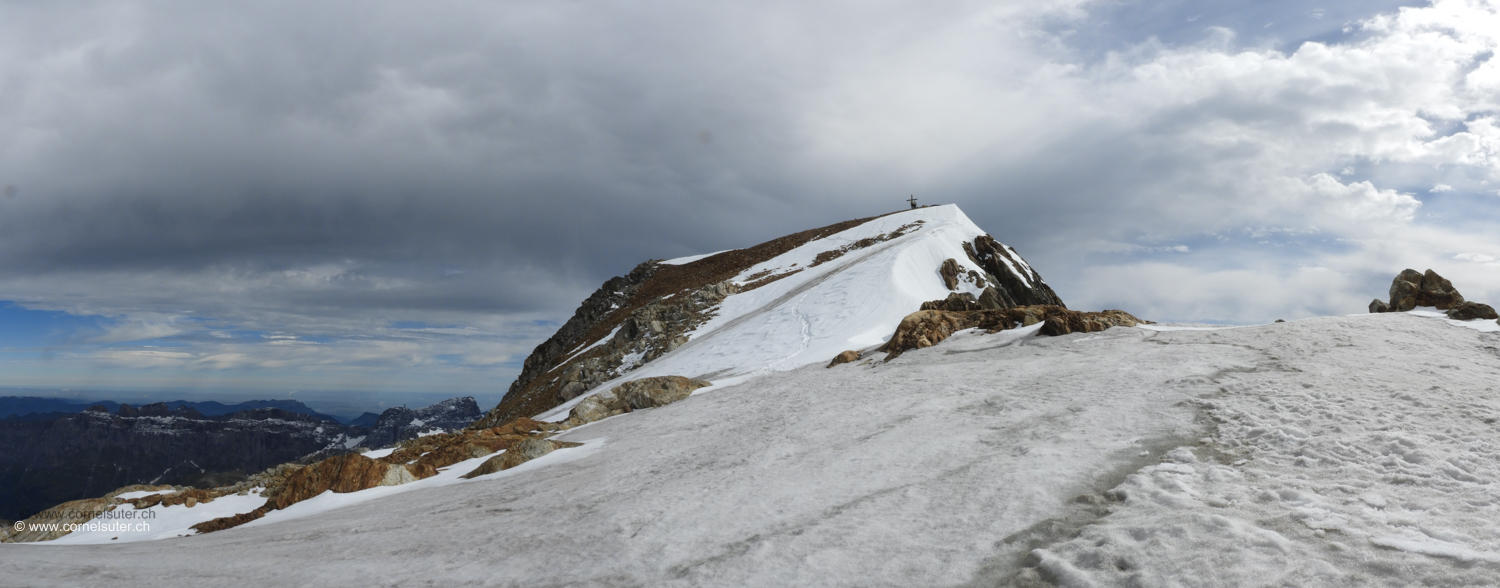 Sustenhorn 3503m in Sicht, mit Schi bis 2m zum Kreuz möglich gewesen...