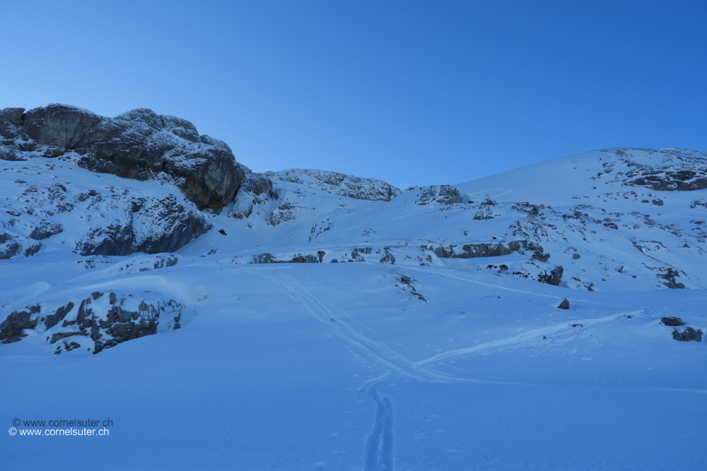 Wenig Schnee im Aufstieg zum Wiss Nollen.