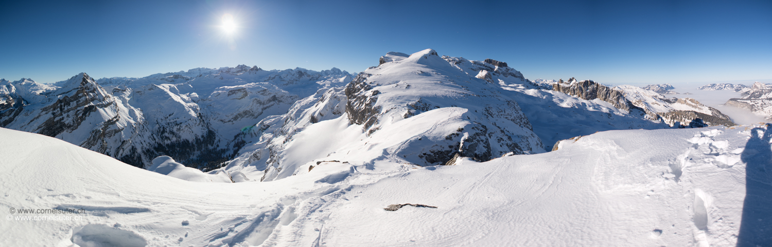 Pano auf dem Wiss Nollen, von links Bös Fulen 2801m bis nach rechts der Gross Mythen 1899m.