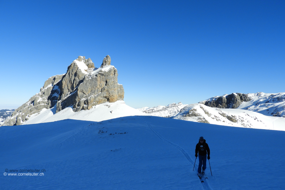 Wir queren etwas nach Westen zu einer Abfahrt, links der Gross Achslenstock 2175m.