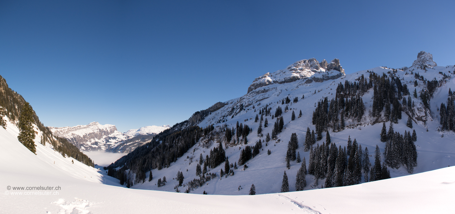 Ankunft bei der Alp Fönenhütte 1436m, Pano links der Heuberig bis rechts zum Blüemberg.