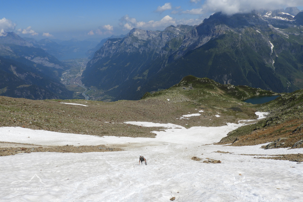 Auf dem Schneefeld hinunter rutschen, für kurze Zeit werden so schnell ein paar Höhenmeter vernichtet.