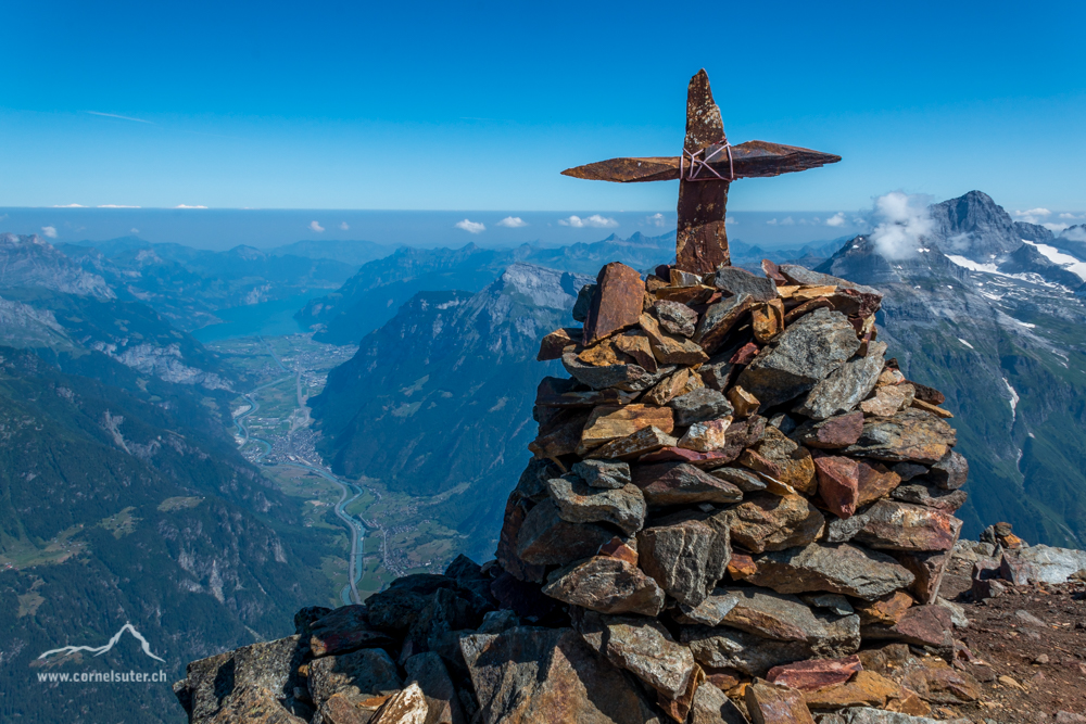 Gipfelkreuz auf dem Bristen 3073m.