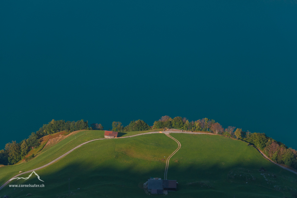 Ein Haus am See, hoch oben über dem Urnersee.