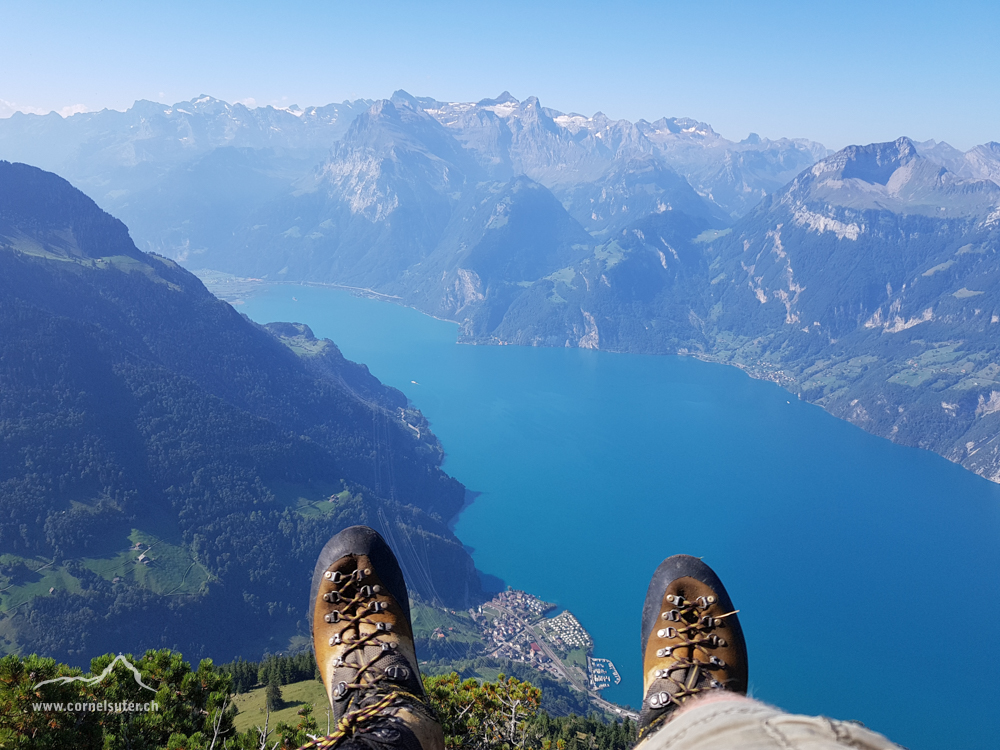 Luftige Aussicht beim Wiss Nollen, weit unten das Dorf Sisikon und der Urnersee.