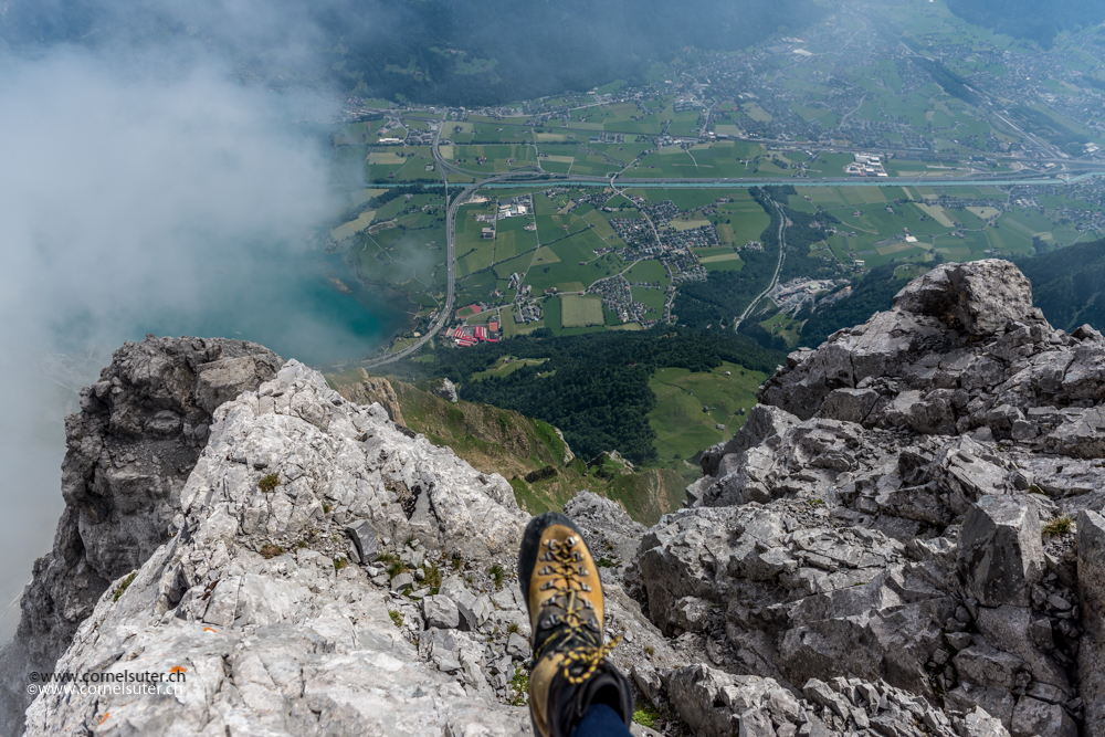 Tiefblick zum Urnersee, in 2h werden wir uns dort unten im Wasser abkühlen...