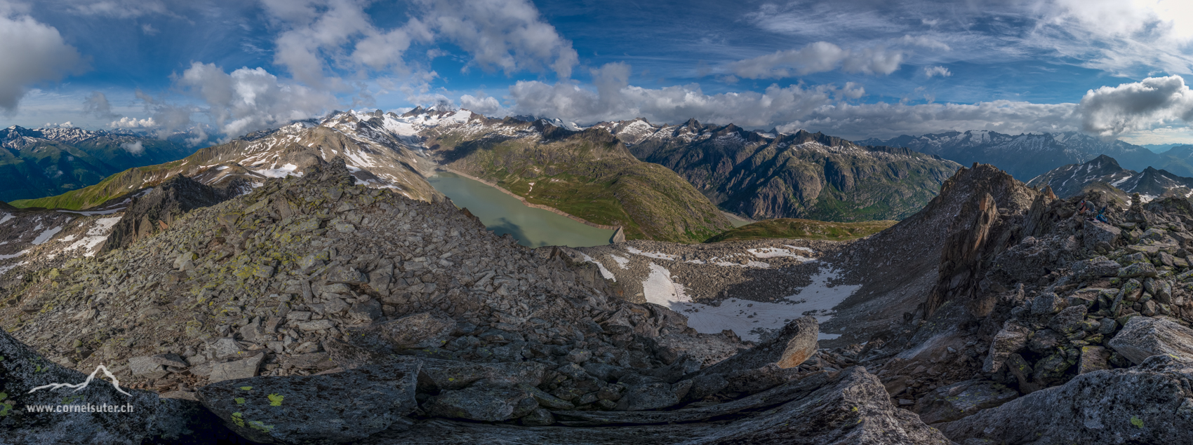 Fantastische Aussicht auf dem Gross Sidelhorn 2879m. Das Grimselgebiet mit der Oberaarsee. 