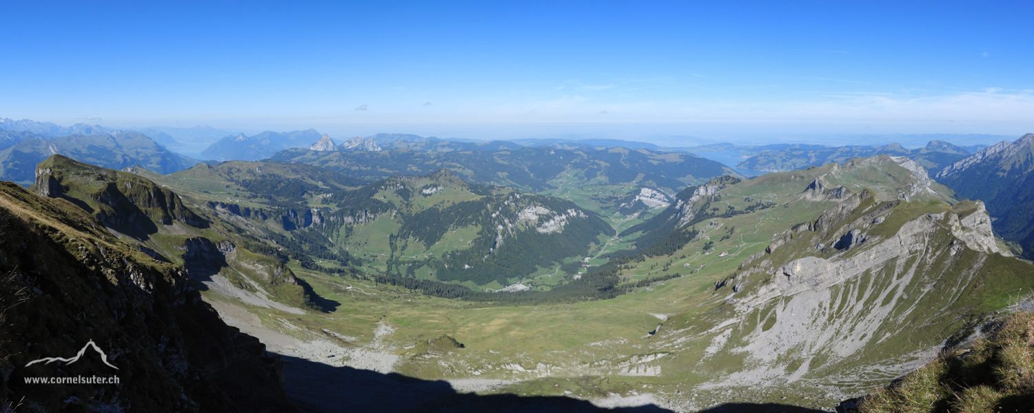 Pano Aussicht, Links der Forstberg bis nach Rechts zum Fluebrig.