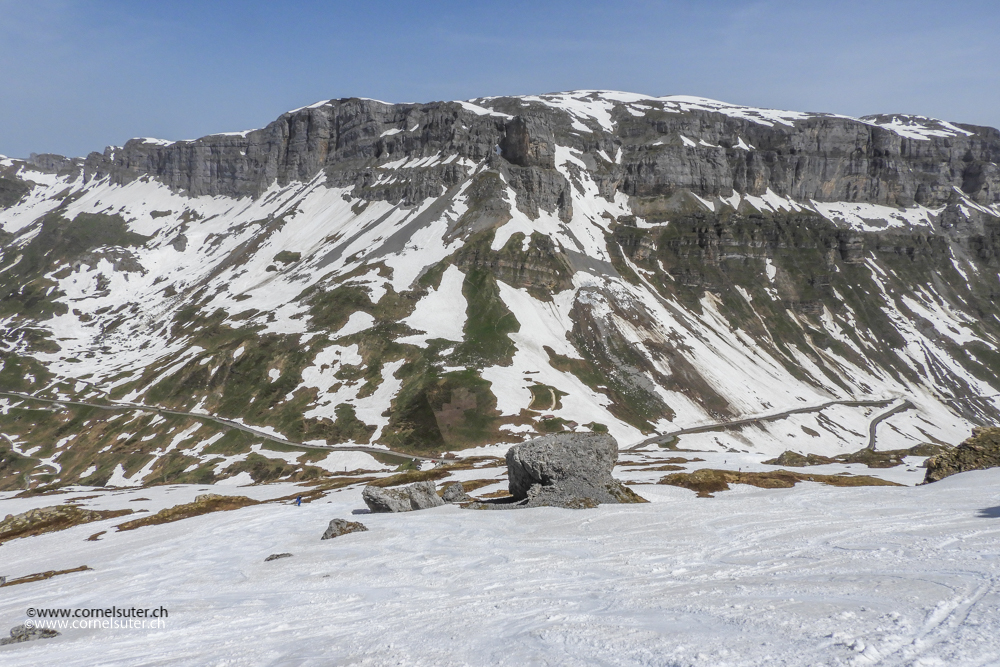 und zack schon wieder fast unten auf dem Klausenpass, so schnell kann es gehen mit den Schi...