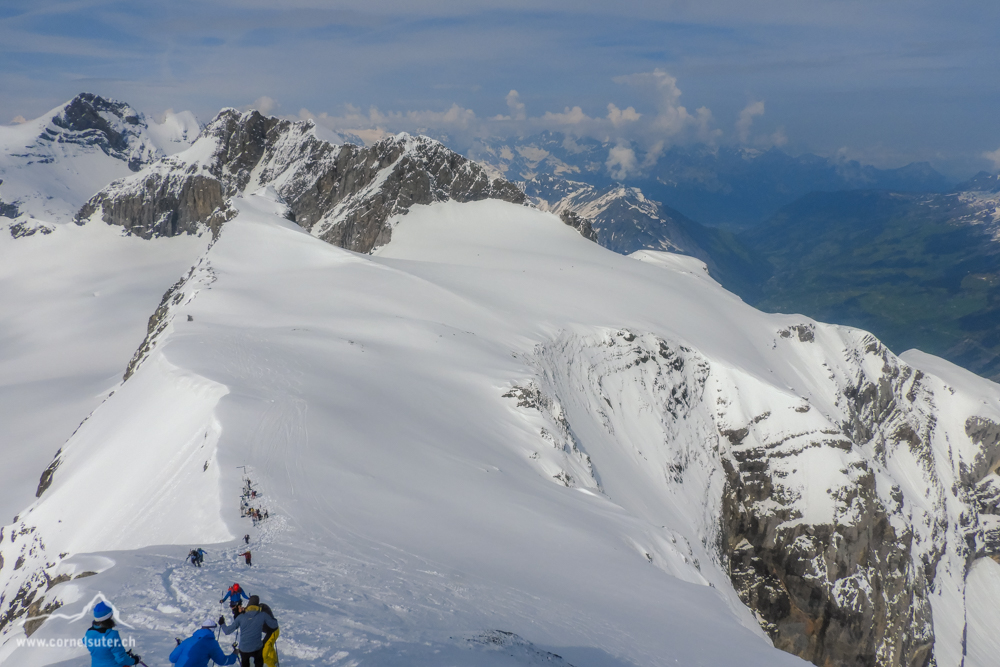 Auf dem Vorgipfel Sicht zum Schärhorn, Chammliberg und die Abfahrtsroute.