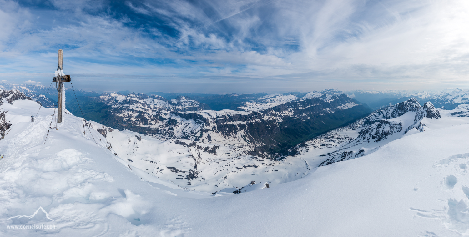 Pano Aussicht auf dem Clariden, links das Schächental, rechts der Urnerboden.