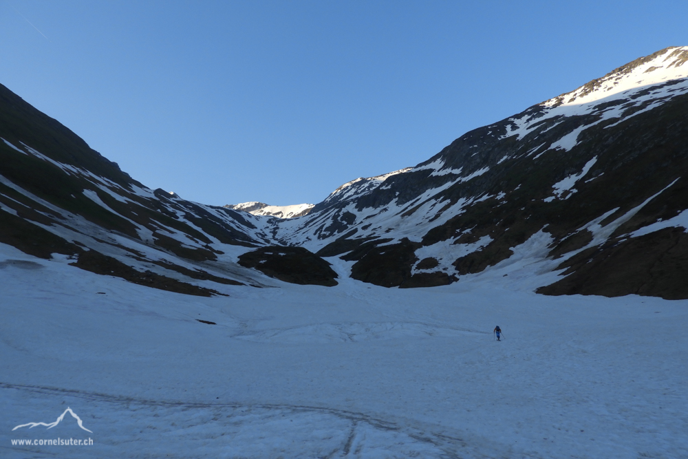 Der Schnee reichte direkt ab dem Bahngleis.