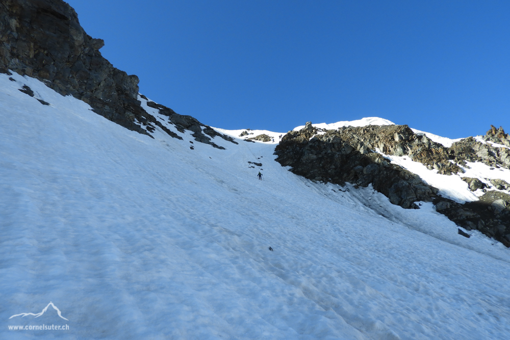 Die Ski hoch getragen bis zum Grat.