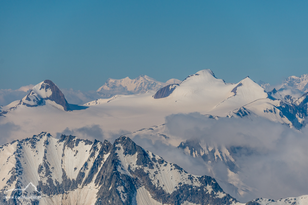 Zoom zum Blinnenhorn, dahinter links Signalkuppe, Zumsteinspitze, Dufourspitze, Nordend, Liskamm.