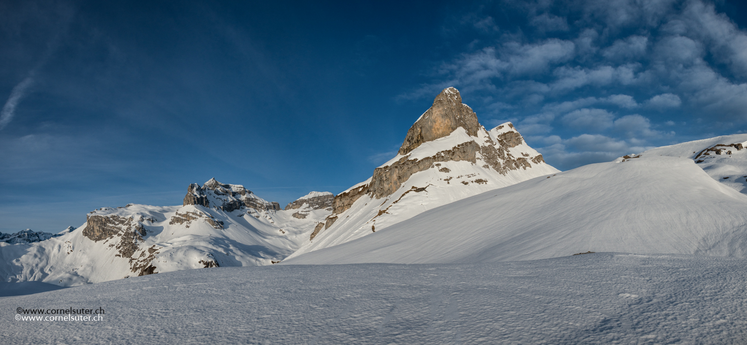 Das Alplerhorn rechts hinten neben dem Felsturm befindet sich der höchste Punkt des Alplerhorn.