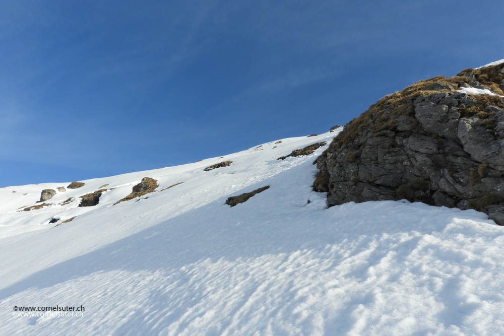 Bereits am Aufstieg in der Alplerhorn Südflanke, die Sonne scheint schon in die Flanke, Zeit 8Uhr, es tut gut daran dass man zu dieser Tour früh vor Tages anbruch startet.