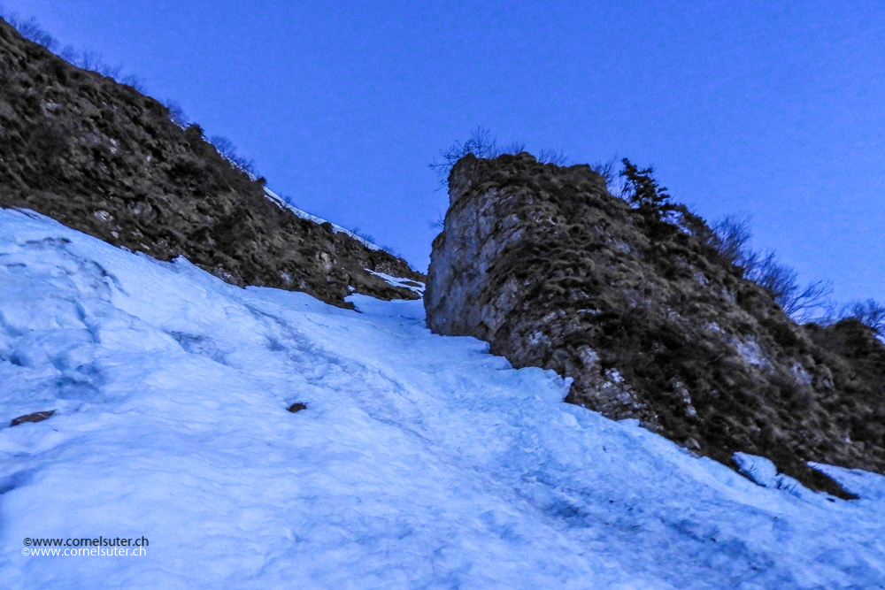 Bereits im Couloir (Klick, Karte)   unterhalb der Alp Vorläubli 