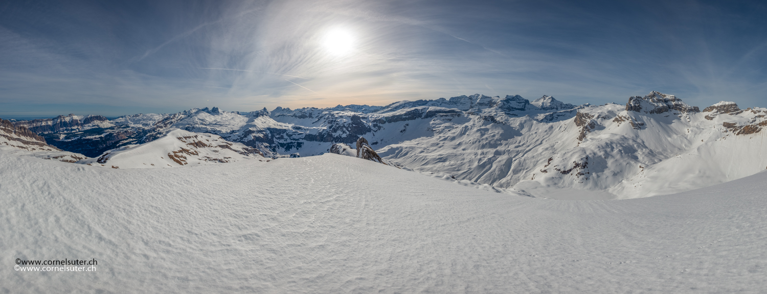 Pano Sicht auf dem Alplerhorn, Links der Heuberig bis nach rechts zum Alpler Torstock.