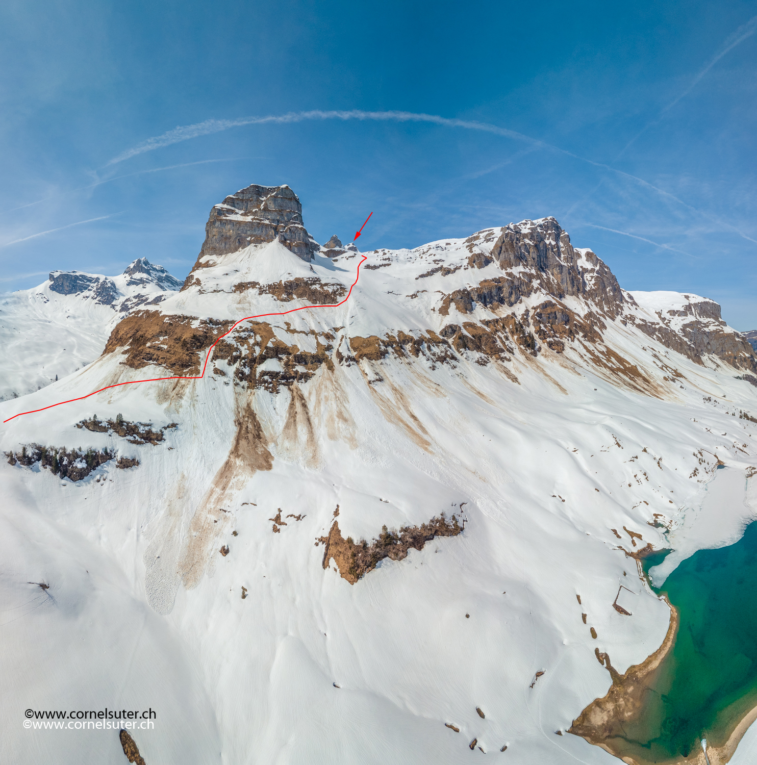 übersichtsbild aus der Luft, rechts der Waldisee. Oben beim Pfeil das Alplerhorn