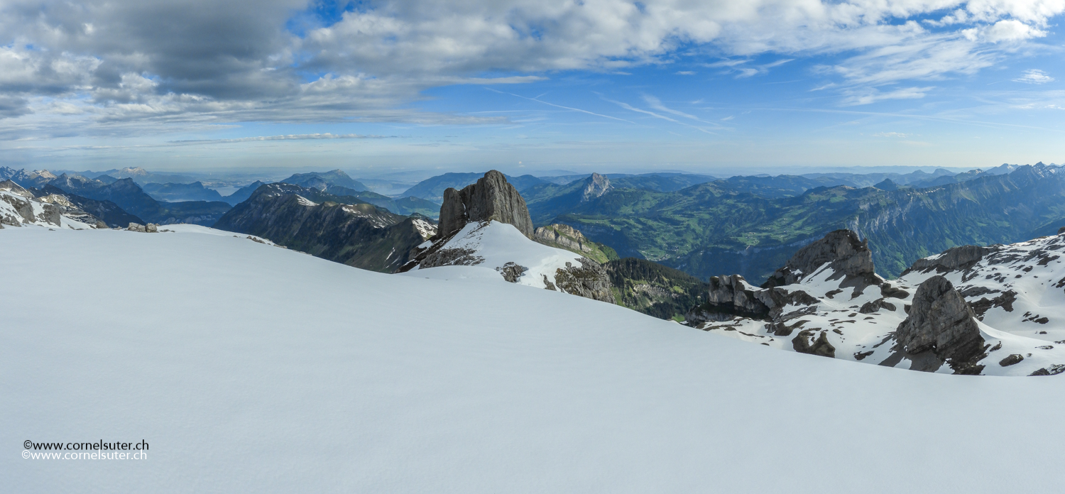 Auf dem Blüemberg Gipfelplateau mit Sicht zum Nordwestgipfel