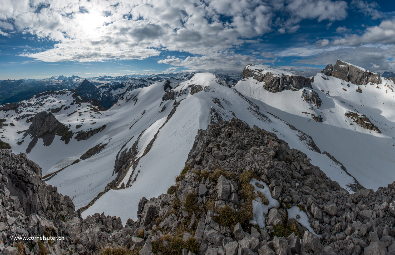 Ausicht auf dem Nordwestgipfel, Bildmitte der Geländerücken hinauf zum Hauptgipfel.