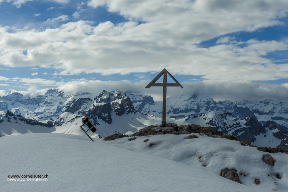 Ankunft auf dem Blüemberg 2405m, im Hintergrund die Föhnwalze über dem Clariden usw.... ja das war das Pfingstwetter.....