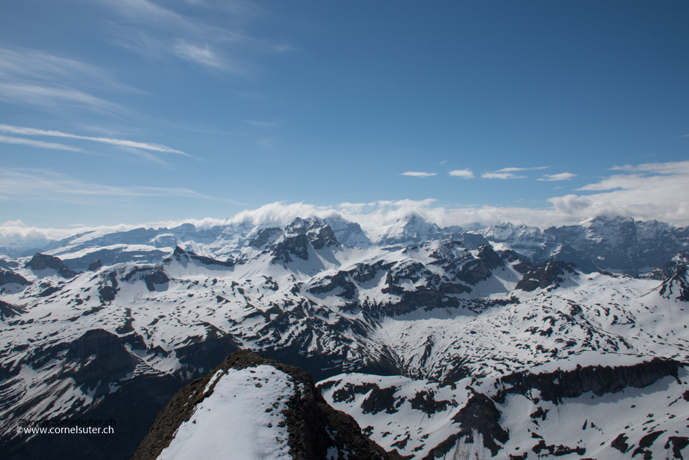 Die Föhnwalze über den Bergen im Klausenpass....