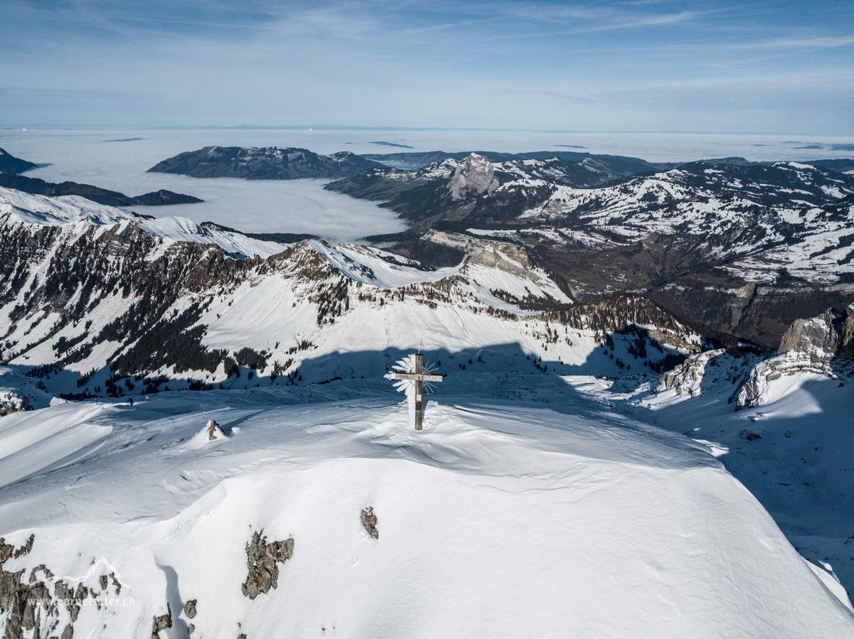 Der Schnee schmückte das Gipfelkreuz auf dem Chaiserstock 2515m.