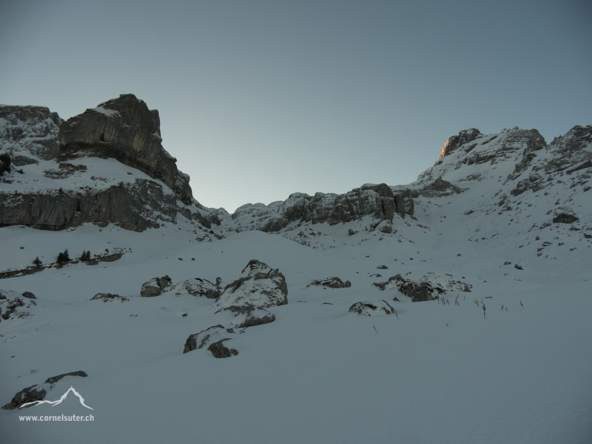Bereits im Gebiet auf der Alp Vor den Löcheren, rechts oben der Blüemberg NW-Gipfel.