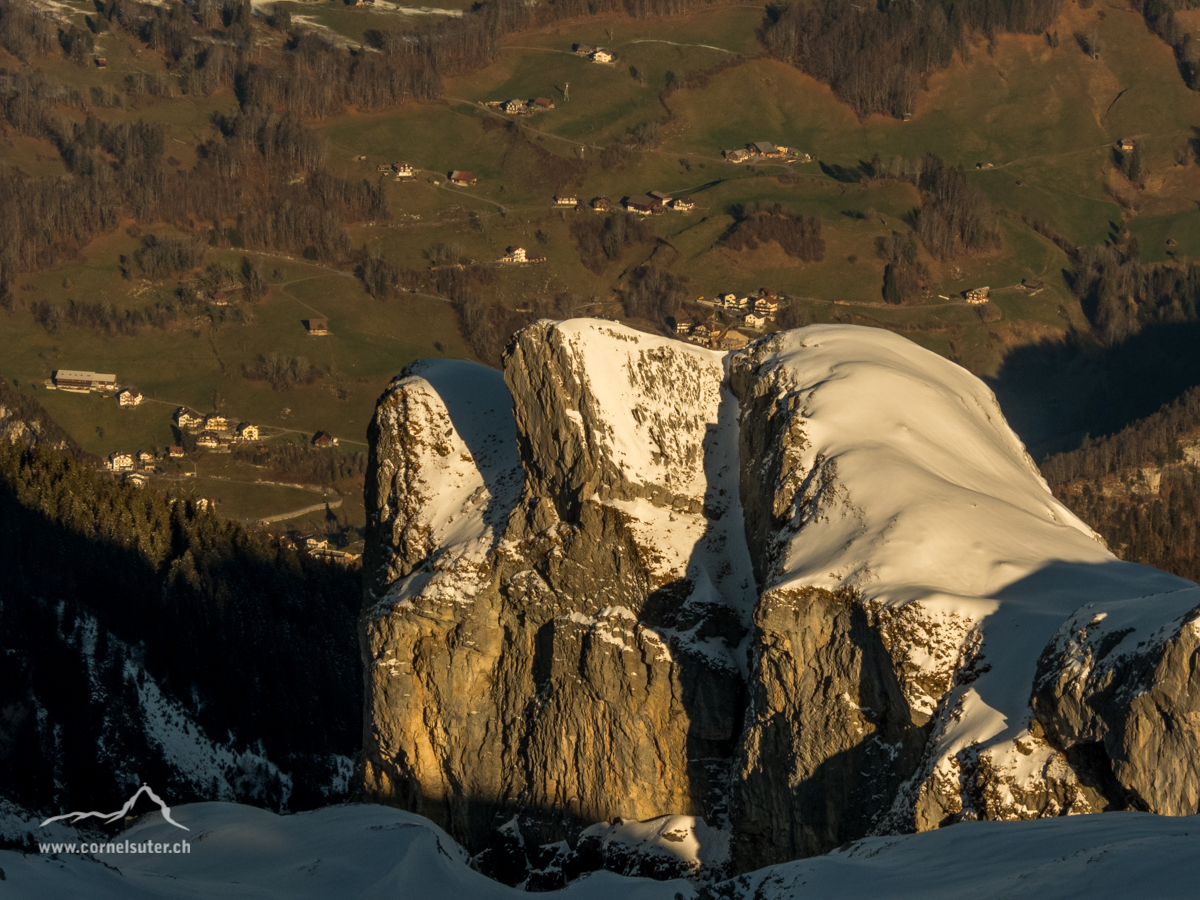 Das Chli Achslenstöckli wie eine Schneeinsel sticht hinaus nach illgau
