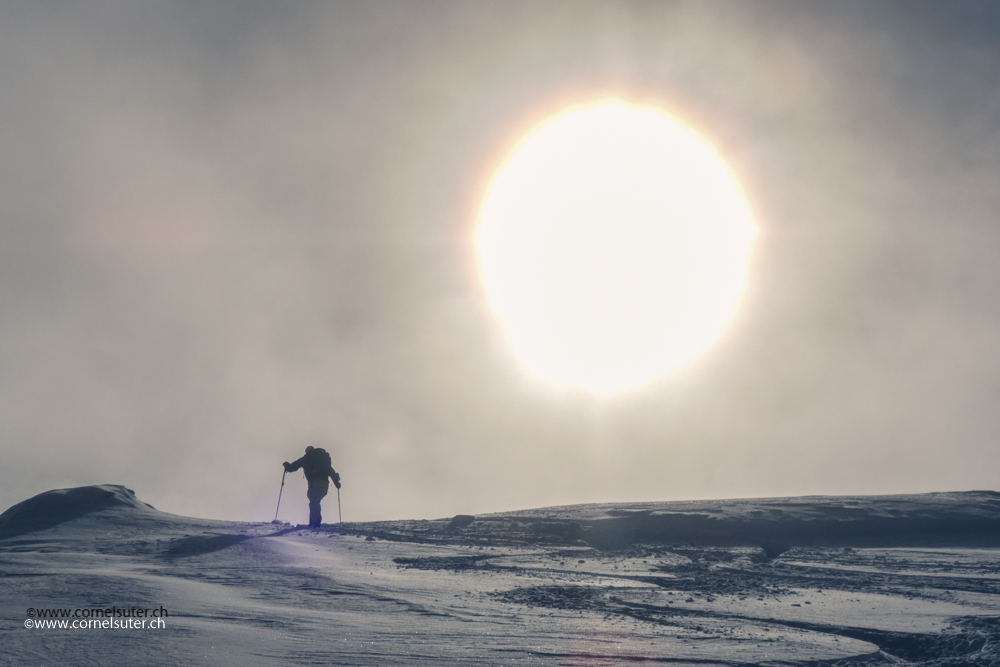Die Sonne drückt durch den Nebel.