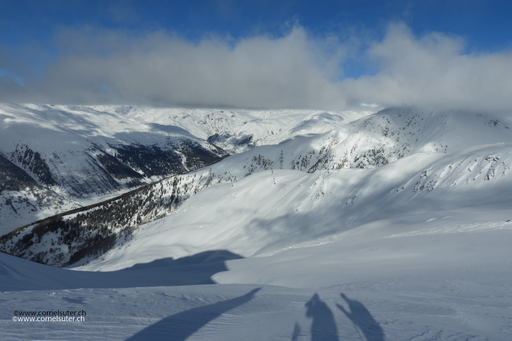 Und so gehts noch ein paar Höhenmeter hinunter im besten Pulverschnee.
