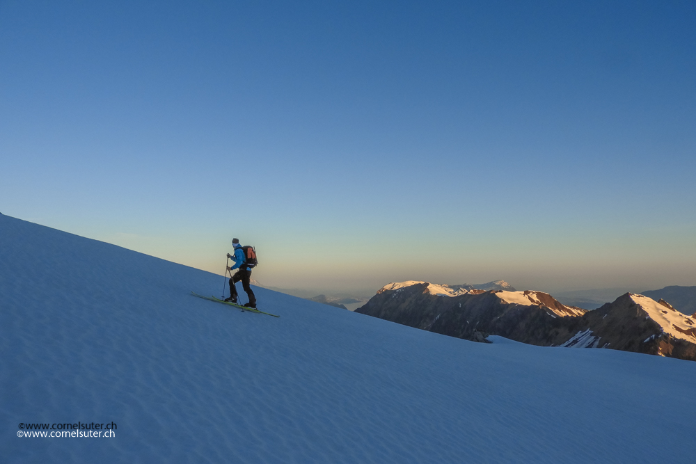Skitouren Idylle, rechts die Stoosalpen.